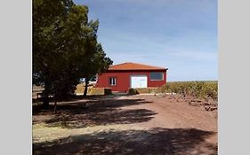 Casita de campo con vistas a una laguna